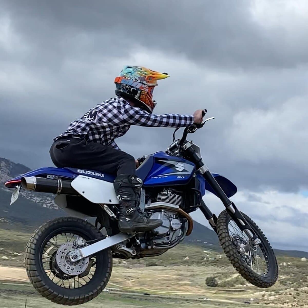 dr650 jumping a motocross track cahuilla mx Ca, USA 